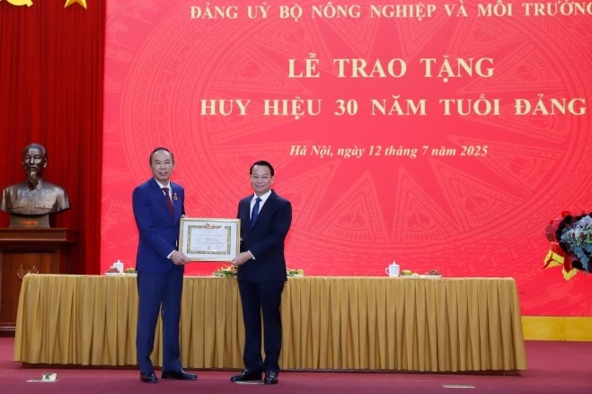 Đồng chí Phùng Đức Tiến nhận Huy hiệu 30 năm tuổi Đảng